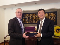 Prof. Eric Thomas (left), Vice-Chancellor, and Dr. Robert Partridge, Academic Registrar, University of Bristol (Bristol), UK, visited CUHK on 12 January 2012 and met with Prof. Joseph Sung (right), Vice-Chancellor, Prof. Hau Kit Tai, Pro-Vice-Chancellor, Prof. Fung Tung, Associate Pro-Vice-Chancellor, and other CUHK representatives to build and deepen collaborations between CUHK and Bristol through the Worldwide Universities Network.